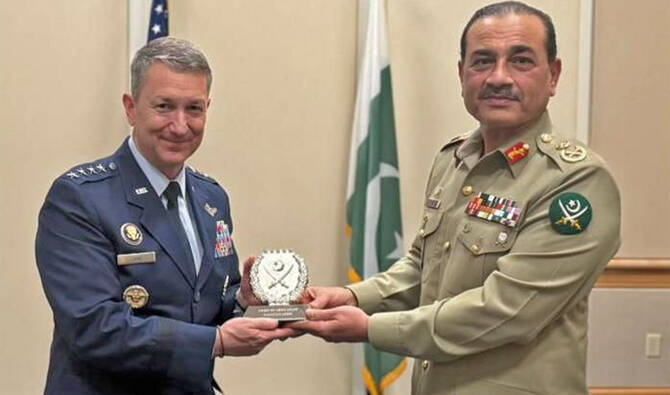 当地时间8月10日,巴基斯坦陆军参谋长穆尼尔会见美军参谋长联席会议主席凯恩。阿拉伯新闻网