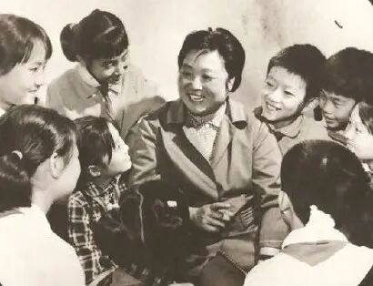 吴佩芳与孩子们在一起。