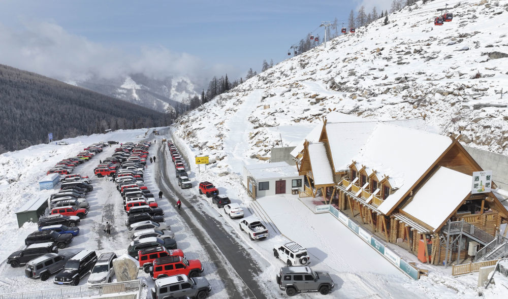 3月5日，雪友的车辆停靠在新疆阿勒泰可可托海国际滑雪度假区（无人机照片）。新华社发（可可托海国际滑雪度假区供图）