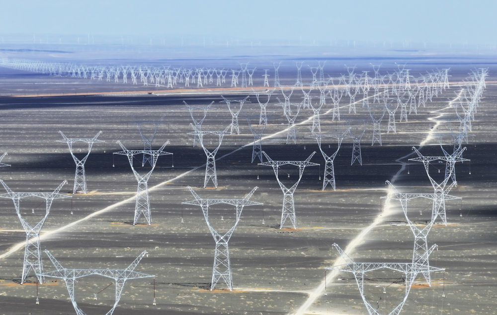 这是2025年4月24日在新疆哈密地区三塘湖镇附近拍摄的“疆电入渝”特高压工程（无人机照片）。新华社记者 王菲 摄
