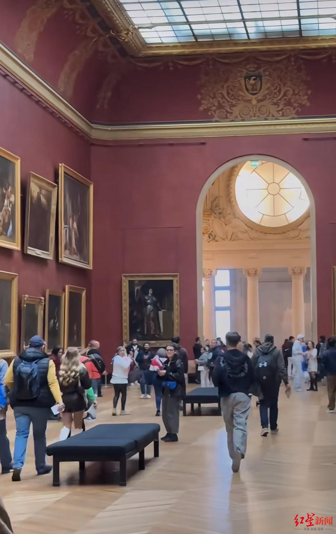 ▲卢浮宫遭盗窃后观众被疏散(图片来源:受访者供图)