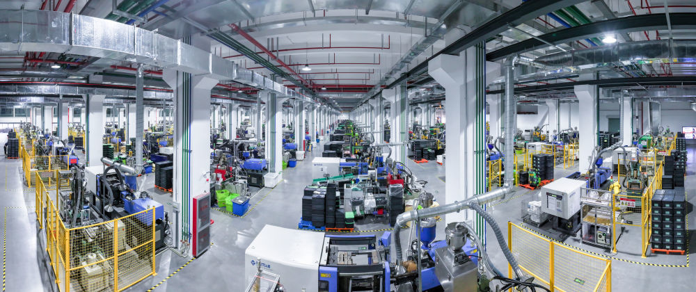 智能机器人在位于扬州杭集镇的三笑集团有限公司绿色智能生产车间里生产作业（拼接照片）。新华社记者 李博 摄