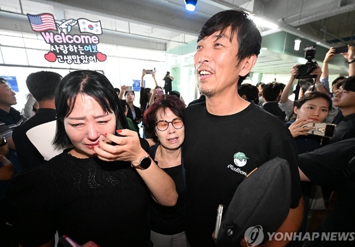获释的韩国工人与家属相拥而泣 韩联社