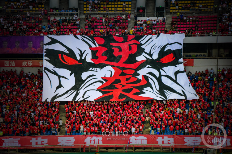 此前重庆球迷曾在奥体中心展示26米×16米的巨型TIFO。 受访者供图