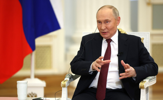 普京接受印度媒体采访时的画面 图源:克里姆林宫网站