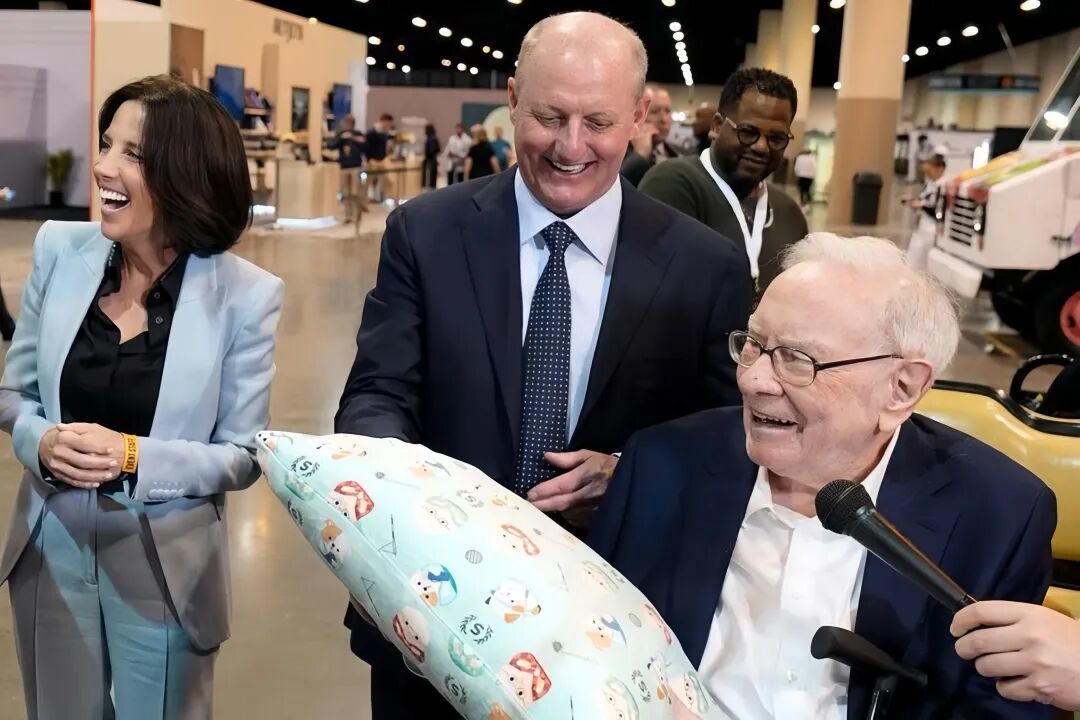 ·2025年,阿贝尔(中)与巴菲特在伯克希尔年度股东大会上。(德新社)