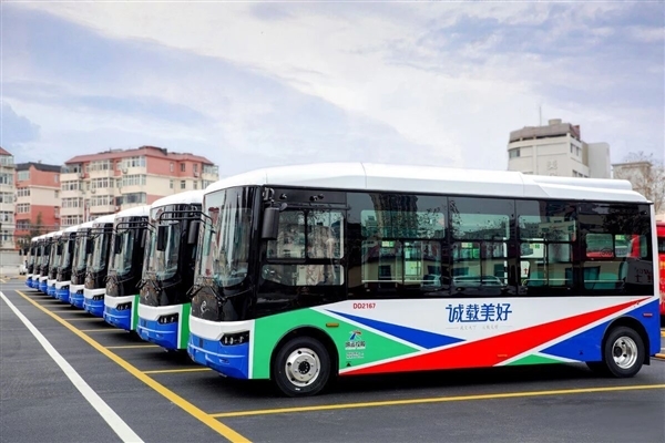 比亚迪“宝宝巴士”青岛投运:最大载客80人 扶手杆还带加热