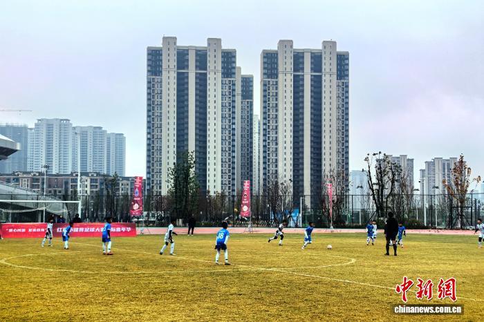 12月13日,“侨心同源 足连四海”安源红色小健将中外青少年足球嘉年华在江西省萍乡市安源区开赛。记者 吴鹏泉 摄