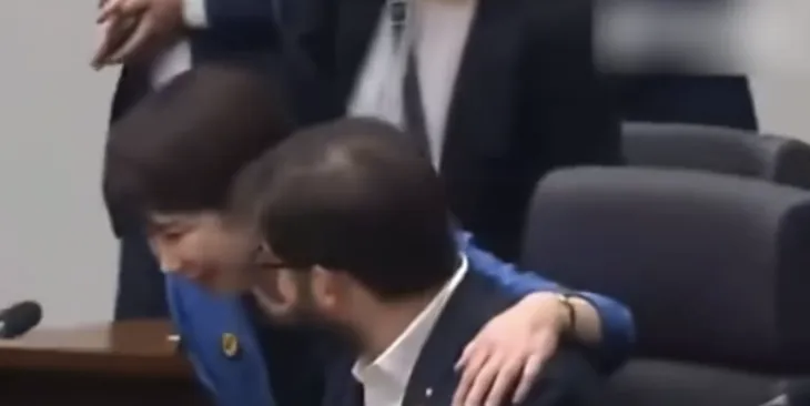 高市早苗搂着智利总统博里奇