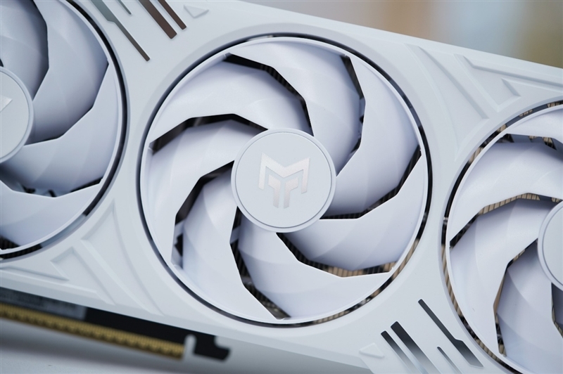 影驰RTX 5060 Ti金属大师白金版16GB MAX OC评测:DLSS 4加持4K游戏轻松流畅 纯白设计完美匹配影驰全家桶