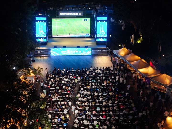 8月17日，球迷在南京一个露天屏幕前观看2025江苏省城市足球联赛（“苏超”）第九轮比赛。新华社记者 季春鹏 摄