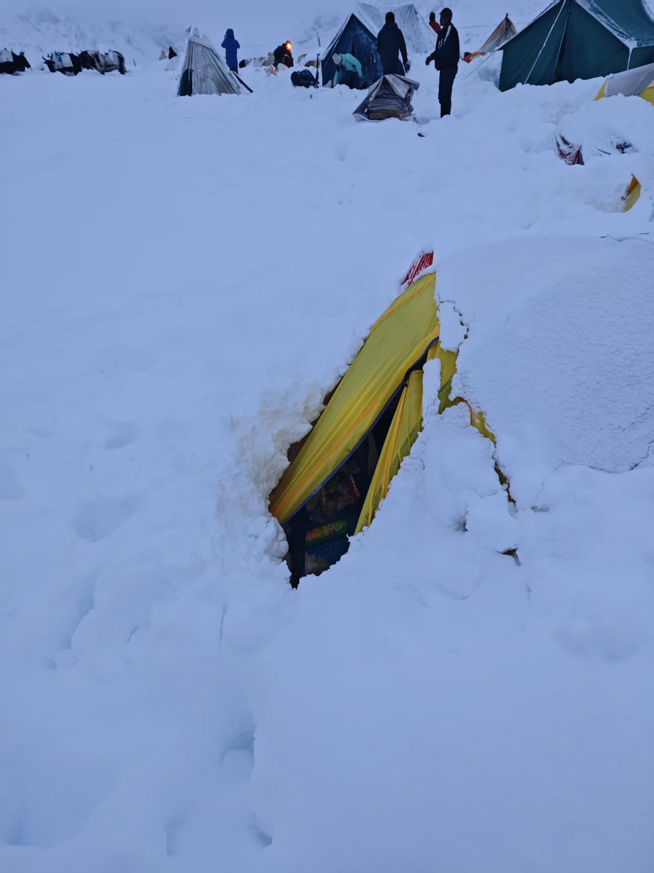 大雪即将覆盖整个帐篷。图源受访者:王纯洁