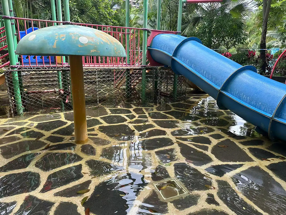 “儿童水寨”戏水池中间的回水管