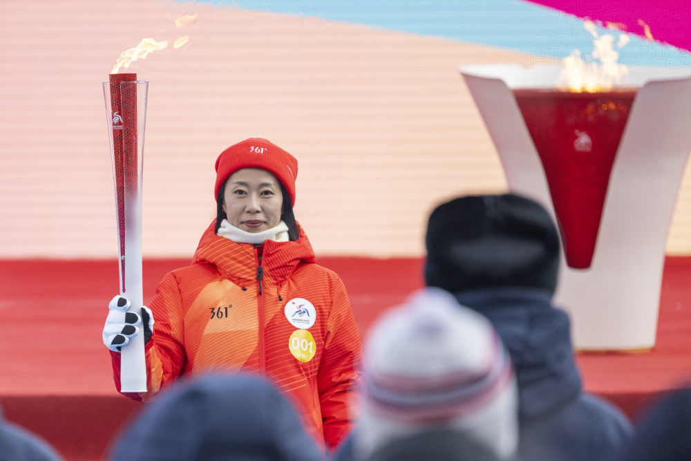 2025年2月3日，第一棒火炬手、奥运冠军申雪在展示火炬。当日，第九届亚冬会火炬传递活动在哈尔滨举行。