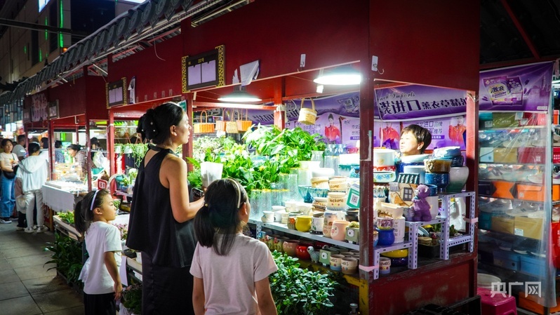 市民在夜市选购鲜花（央广网记者 魏文青 摄）