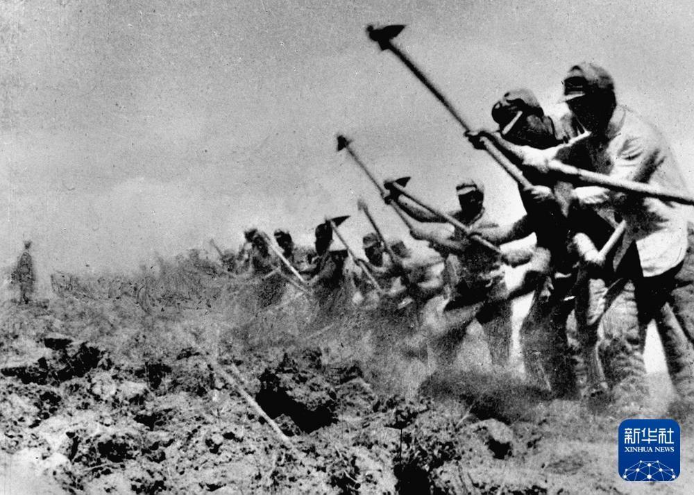八路军战士在南泥湾开荒生产。新华社发