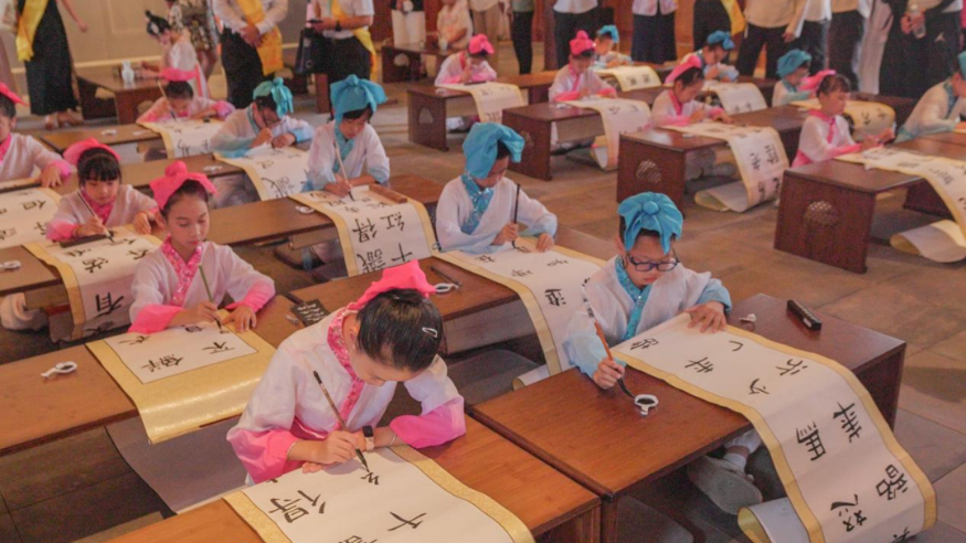 建瓯举办朱子研学活动，让孩子们浸润在朱子文化之中。新华网发（葛悦月 摄）