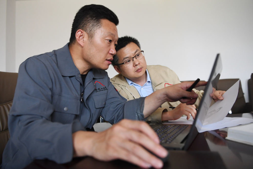 麦积山石窟艺术研究所副所长张铭(左)和同事修改完善《麦积山石窟考古报告》。新华社记者 陈斌 摄