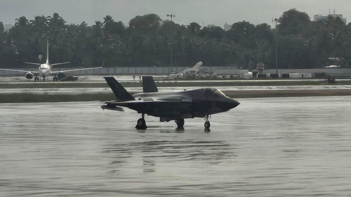 在印度机场紧急着陆的“威尔士亲王”号所属F-35B舰载机