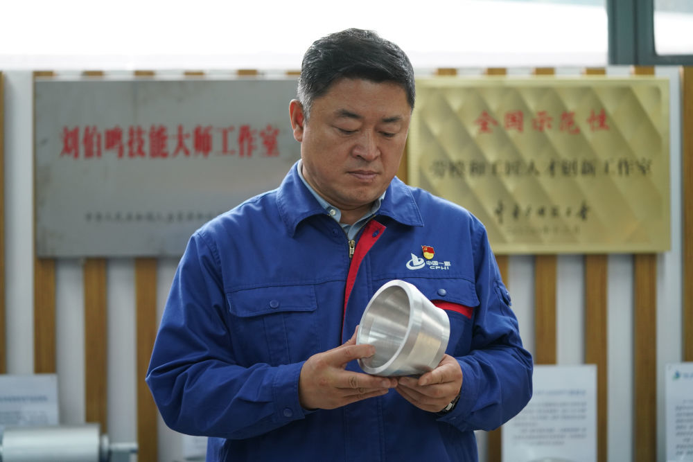 刘伯鸣在工作室查看创新产品模型(2022年9月17日摄)。新华社记者 王松 摄