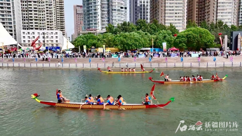 5月31日,2025年“我们的节日·端午”自治区新时代文明实践示范活动暨巴州“中交绿城杯”第四届端午龙舟赛现场。马占芳 摄
