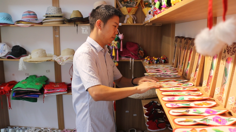 扶银廷整理手工绣花鞋垫（央广网记者 王勇生 摄）
