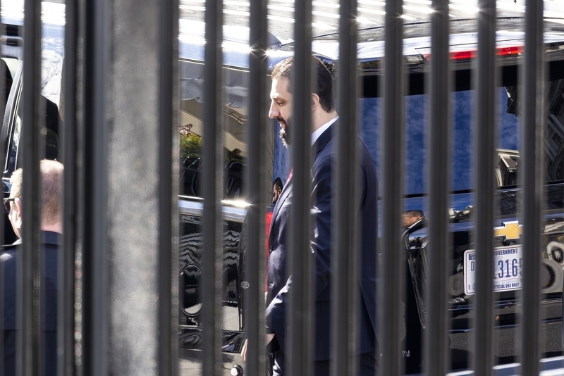 当地时间2025年11月10日,叙利亚政权领导人艾哈迈德·沙拉被拍到从侧面进入白宫。 IC Photo