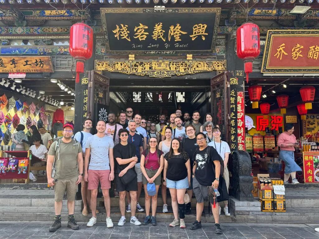 法国游客在山西平遥古城合影留念