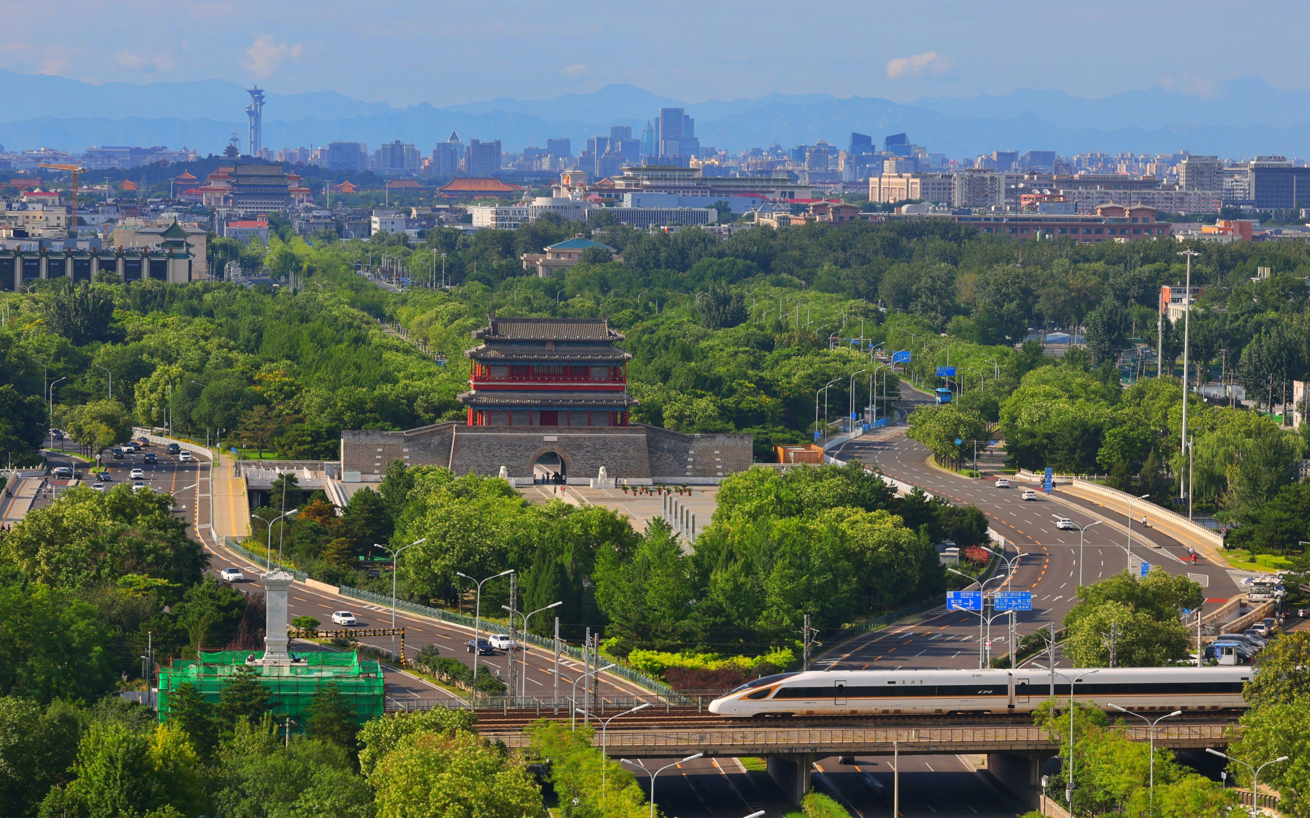 2025年7月,从永定门外北望中轴线。新京报记者 王贵彬 摄