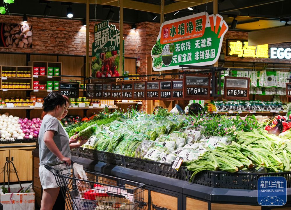 ↑ 6月25日，在新疆阿克苏地区库车市美连美超市，人们在选购甬库同心村智慧农业植物工厂的农产品。