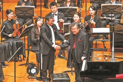 李心草(左)与钢琴家殷承宗