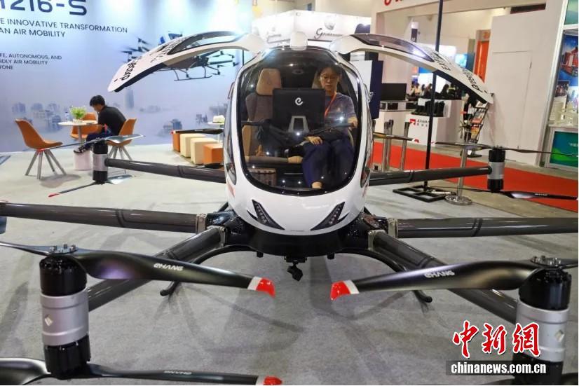 当地时间2025年8月13日,中国贸促(印尼)绿色和创新合作展览会暨“中国—印尼经贸投资论坛”在雅加达举办。图为参展的一家中国企业展示无人飞行器。 中新社记者 李志全 摄