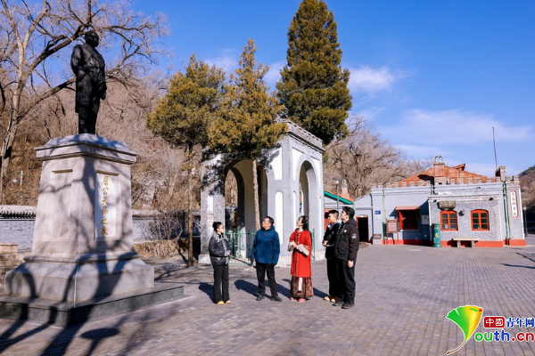 知名传统文化传播者、国家通用语言文字推广人@小一姐姐,北京交通大学学生徐坤瑜、詹润晗、陶柏安共同探访青龙桥火车站。主办方供图