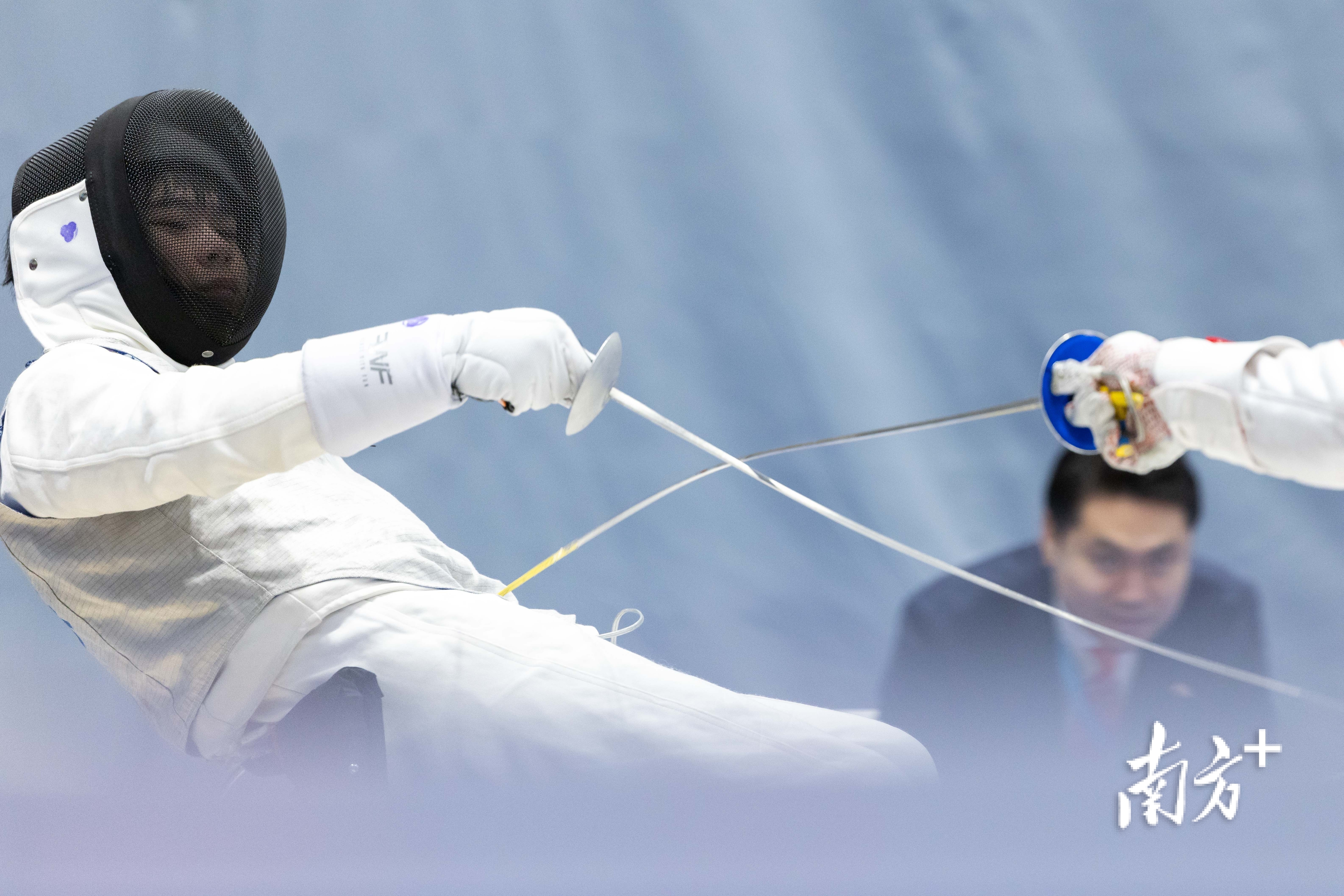 12月12日，在香港赛区男子花剑团体铜牌赛中，广东一团夏永君（左）后仰躲开对手的进攻。