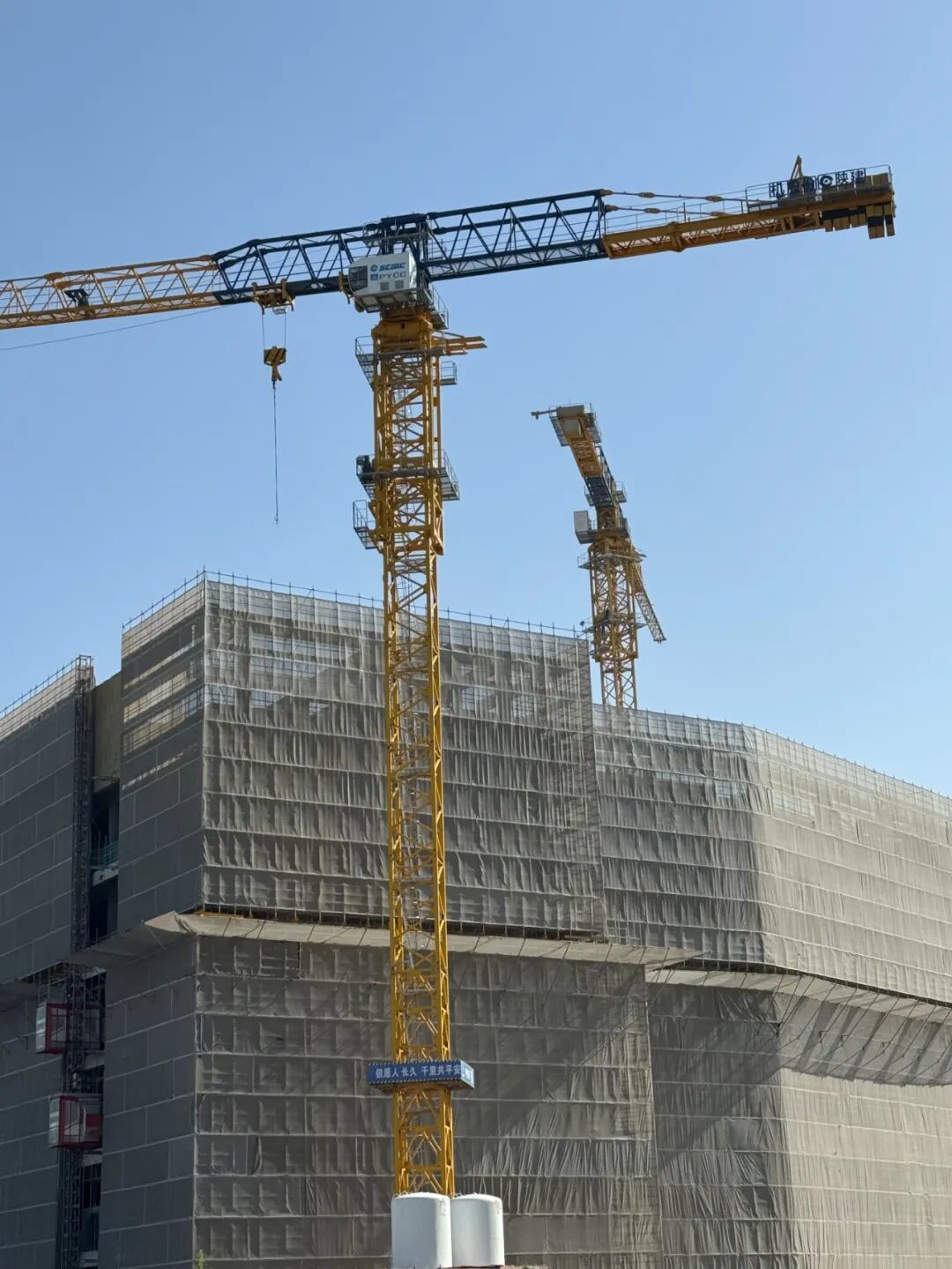 一路上都是正在建的或者新建的房子。(图/作者摄)