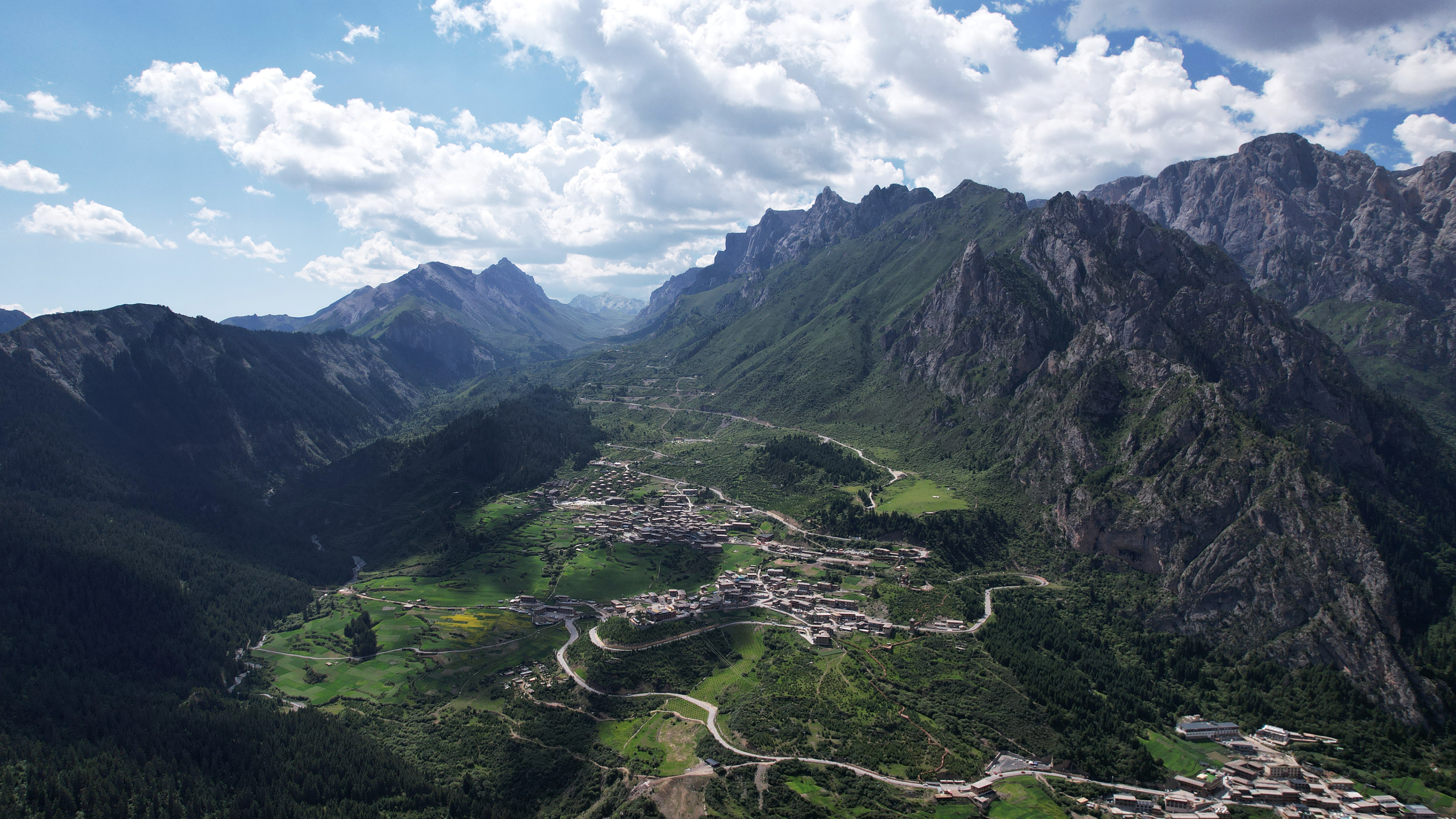 夏日里的扎尕那景色(7月11日摄,无人机照片。) 新华社记者 陈斌 摄