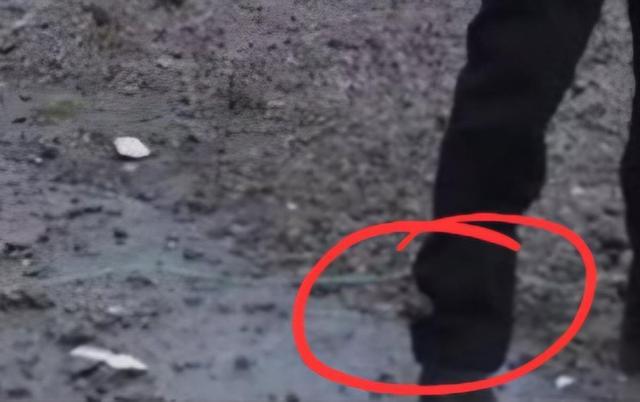 泽连斯基原视频中的裤子疑似缺失了一部分,因此视频也被怀疑是合成的