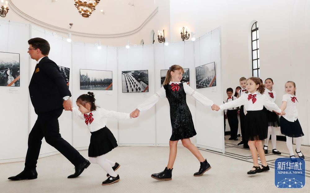 2020年8月30日,俄罗斯联邦驻上海总领事馆主办的《纪念伟大卫国战争暨中国人民抗日战争胜利75周年》图片展在上海举行。由俄通社—塔斯社、俄罗斯国际通讯社和俄罗斯联邦档案署提供的80余幅拍摄于1941年至1945年卫国战争时期的图片在展览上展出。这是中俄小朋友手拉手走进图片展现场。
