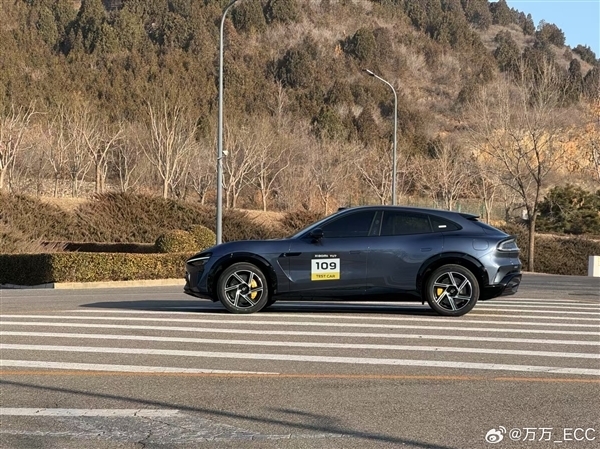 小米YU7最新实车照曝光:无框车门已开可见内饰