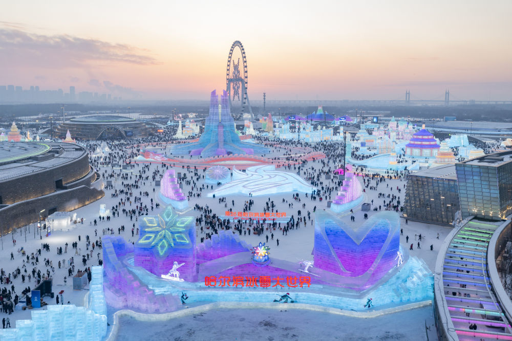 这是2024年12月21日拍摄的哈尔滨冰雪大世界园区。