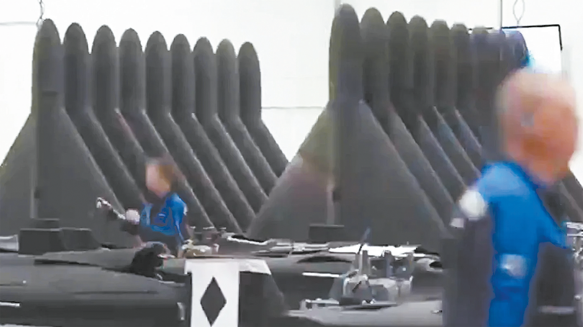 俄媒公布的俄军自杀无人机生产画面