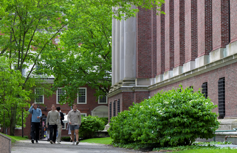 5月23日,学生走在美国马萨诸塞州剑桥的哈佛大学校园内。新华社发