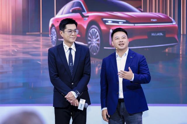 【奇瑞汽车股份有限公司执行副总裁李学用与著名影星古天乐】