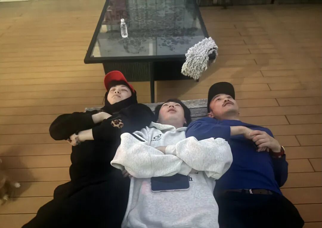 创排中的演员们。