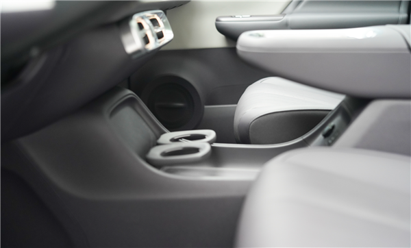 15万级首搭激光雷达城区智驾!零跑B10内饰首秀:能提前锁定爆款吗