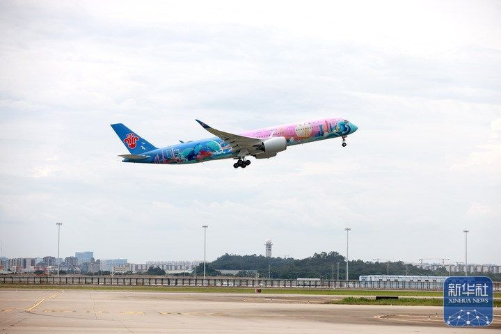 ↑中国南方航空首架十五运会主题彩绘飞机“活力湾区号”首航（2025年9月19日摄）。新华社发