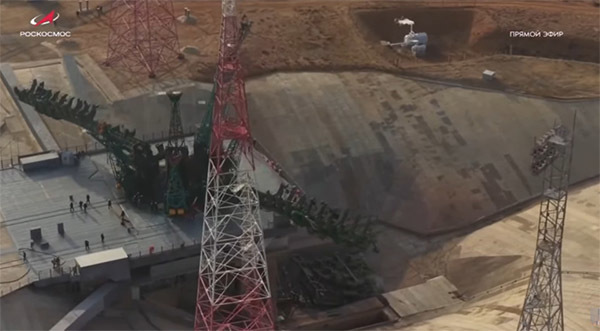 俄国家航天集团的发射画面,上图为发射前的场地状况,下图为发射后,图片中间下方的黑色物体疑似坍塌的服务平台