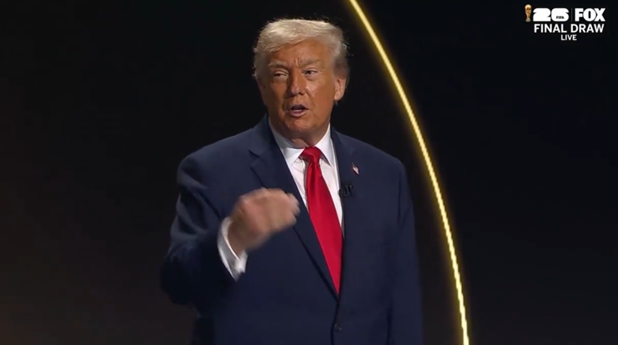 当地时间12月5日,特朗普在华盛顿出席2026年美加墨世界杯小组赛分组抽签。图源:美媒视频截图