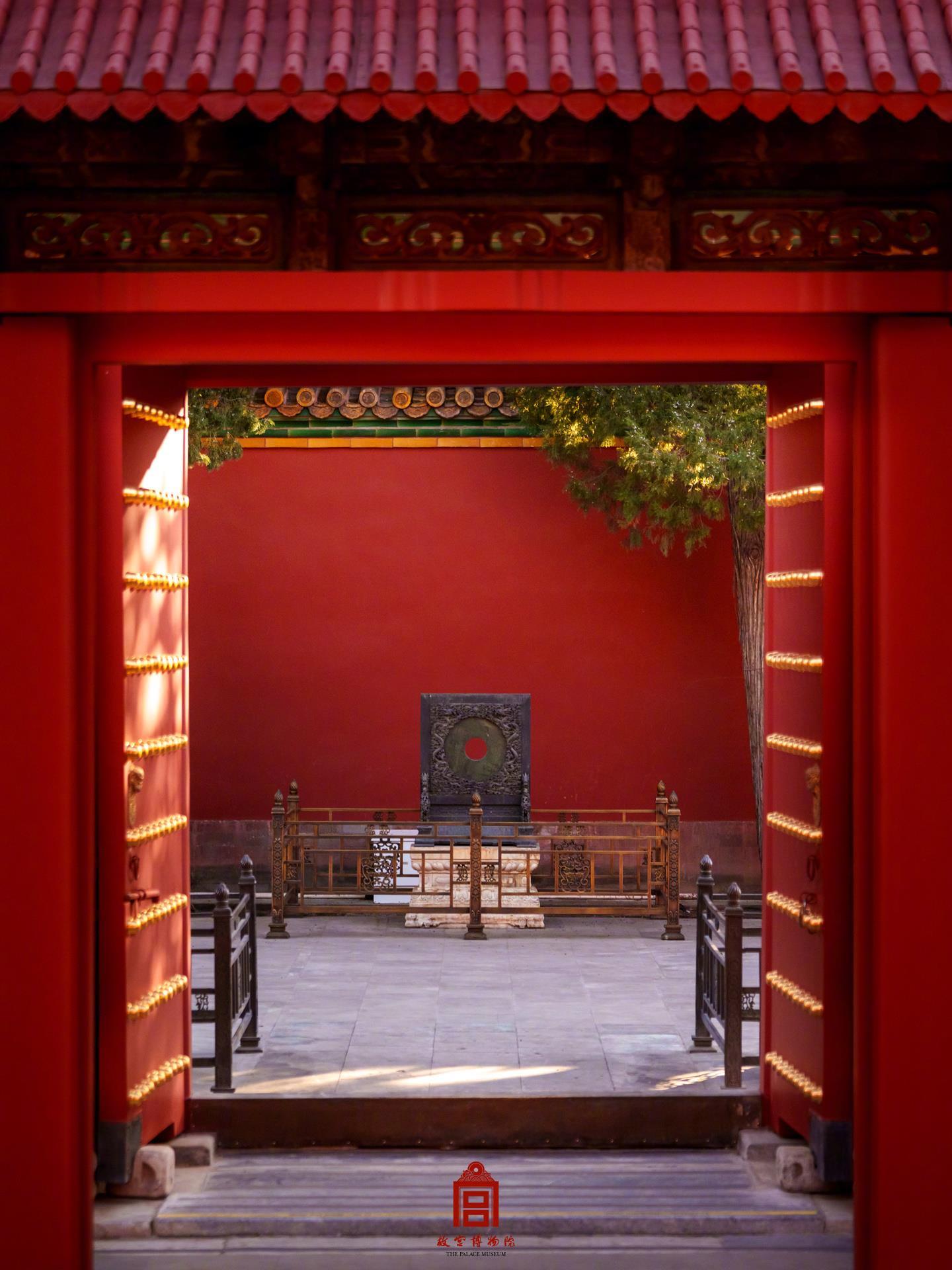 修缮前的养心殿建筑,存在瓦顶天沟开裂、梁柱糟朽、墙体空鼓、油饰彩画剥落等问题,原状陈列文物也受到紫外线光照、气候环境等侵袭,部分出现老化、损伤情况。