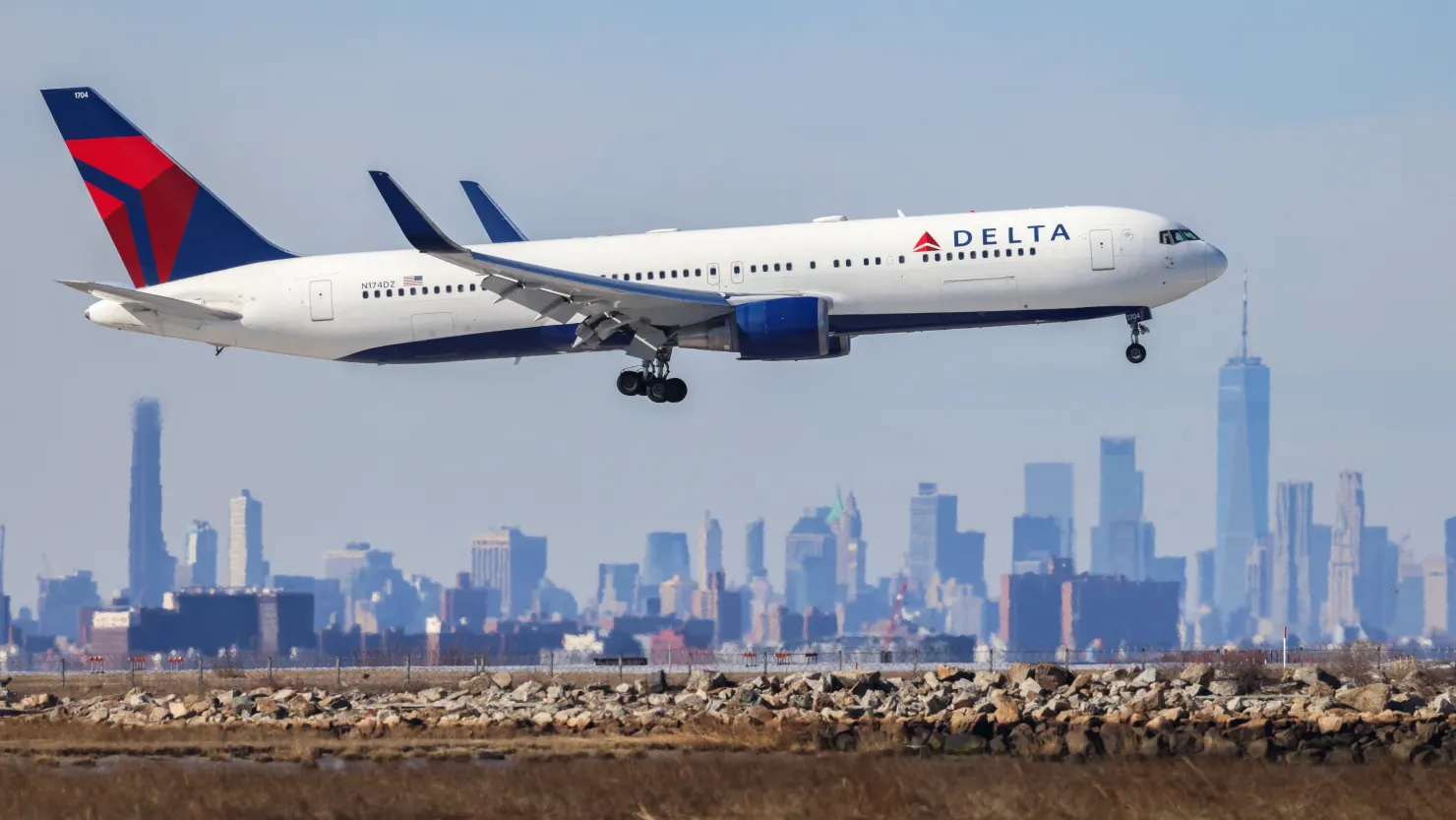 达美航空一架航班正在降落。美国消费者新闻与商业频道(CNBC)